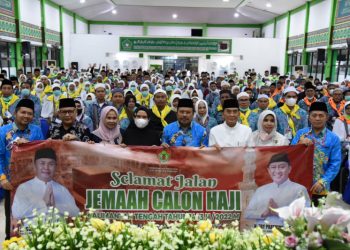 Sekda Kalteng H. Nuryakin Lepas Keberangkatan Jemaah Calon Haji Kloter 5