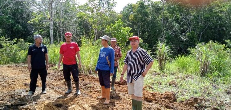 Pemdes Danau Usung Siapkan Tanah Pemakaman Muslimin