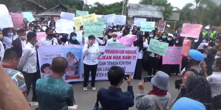Ratusan Mantan Tenaga Kontrak Demo ke DPRD Kotim