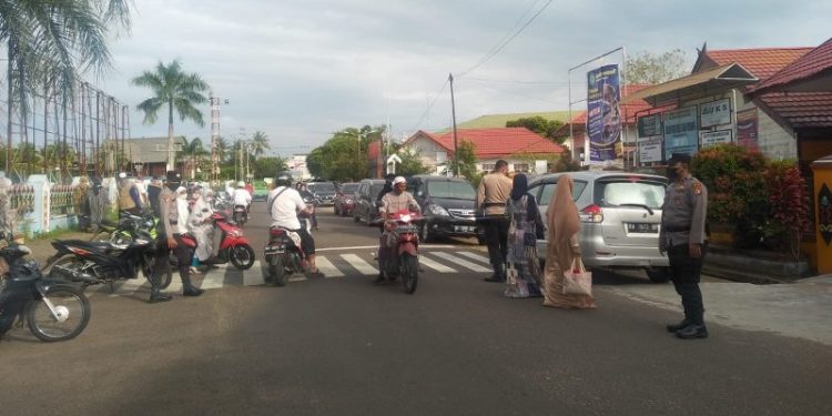 Personel Polres Seruyan Amankan Pelaksanaan Sholat Ied