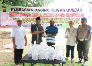 Sembelih 5 Ekor Sapi dan 2 Kambing, Polres Seruyan Bagikan Daging Kurban ke Warga