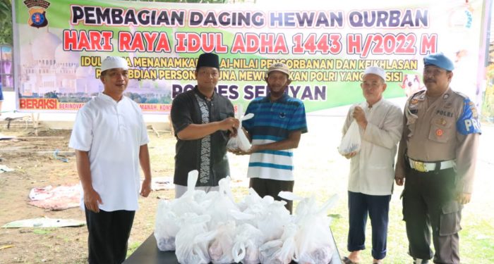 Sembelih 5 Ekor Sapi dan 2 Kambing, Polres Seruyan Bagikan Daging Kurban ke Warga