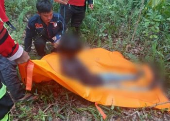 Polisi Evakuasi Jenazah Pemuda Gantung Diri di Kebun Karet