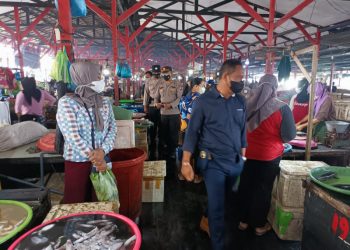 Anggota Satreskrim Melaksanakan Giat Yustisi di Pasar Saik Kuala Pembuang
