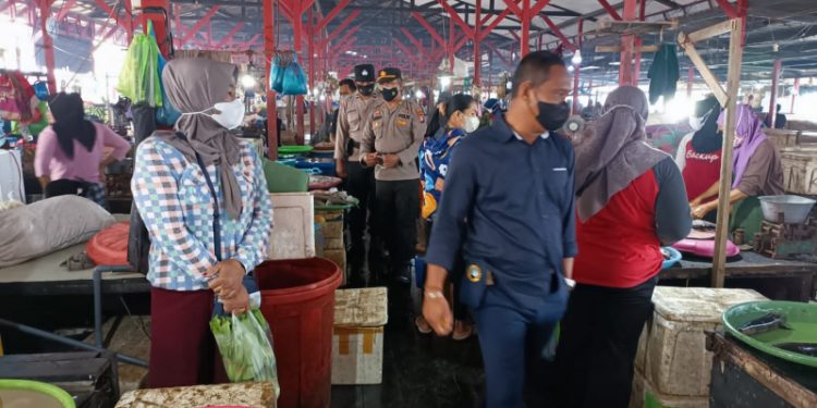 Anggota Satreskrim Melaksanakan Giat Yustisi di Pasar Saik Kuala Pembuang