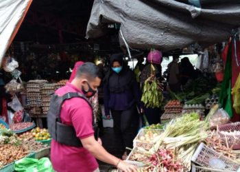 Cegah Kelangkaan Bahan Pokok Makanan, Anggota Satreskrim Sidak Pasar Saik Kuala Pembuang
