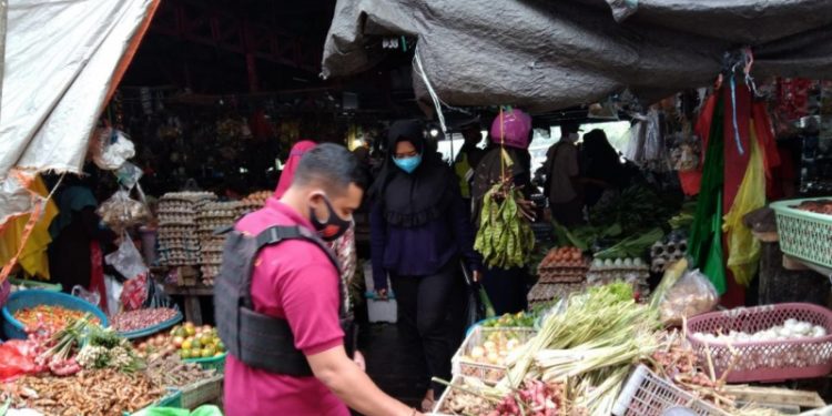 Cegah Kelangkaan Bahan Pokok Makanan, Anggota Satreskrim Sidak Pasar Saik Kuala Pembuang