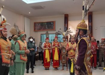 Ketua DAD Kalteng Anugerahkan Gelar Kehormatan Kepada KASAD