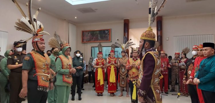Ketua DAD Kalteng Anugerahkan Gelar Kehormatan Kepada KASAD