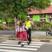 Sat Lantas Polres Seruyan Membantu Anak Sekolah Menyeberang Jalan