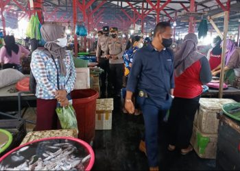 Tingkatkan Kesadaran Prokes, Anggota Satreskrim Giat Yustisi di Pasar Saik