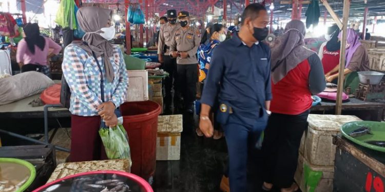 Tingkatkan Kesadaran Prokes, Anggota Satreskrim Giat Yustisi di Pasar Saik