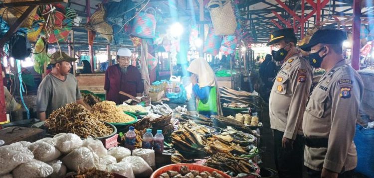 Anggota Satreskrim laksanakan Giat Yustisi di Pasar Saik Kuala Pembuang