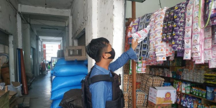 Cegah Kelangkaan Bapok, Anggota Satreskrim Sidak Pasar Saik Kuala Pembuang