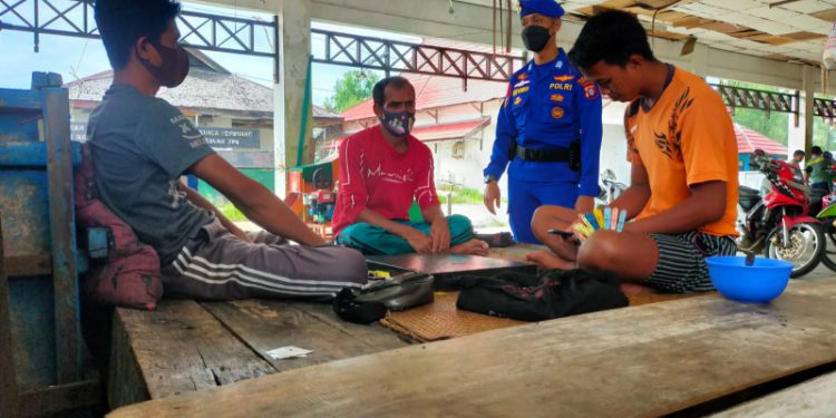 Satpolairud Polres Seruyan Saling Bertukar Informasi Dengan Masyarakat