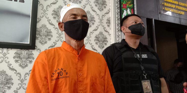 Pak Ustadz Kepergok Istri di Dalam Kamar Mandi Sedang Gerayangi Santriwati
