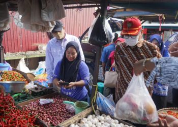 Asisten Bidang Ekbang Leonard S. Ampung Pimpin Pemantauan Pangan di Pasar Besar Kota Palangka Raya Jelang Hari Raya Idul Adha 1443 Hijriah
