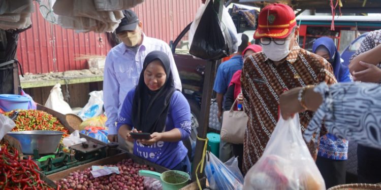 Asisten Bidang Ekbang Leonard S. Ampung Pimpin Pemantauan Pangan di Pasar Besar Kota Palangka Raya Jelang Hari Raya Idul Adha 1443 Hijriah