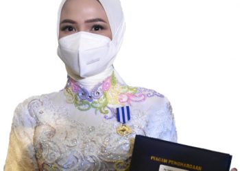 Ketua TP PKK Kalteng Menerima Tanda Penghargaan Manggala Karya Kencana dari Kepala BKKBN