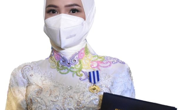 Ketua TP PKK Kalteng Menerima Tanda Penghargaan Manggala Karya Kencana dari Kepala BKKBN