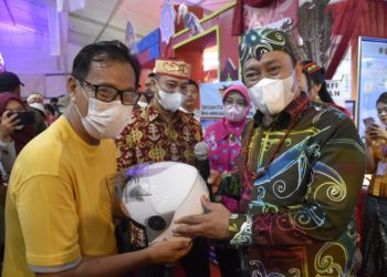 Dishub Prov. Kalteng Bagikan Minyak Goreng dan Helm Gratis di Arena Pameran Kalteng Expo 2022