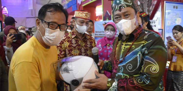 Dishub Prov. Kalteng Bagikan Minyak Goreng dan Helm Gratis di Arena Pameran Kalteng Expo 2022