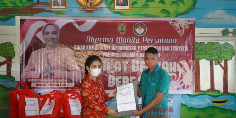 Warga Belajar Ransel Buku Antusias Sambut Kunjungan DWP Diskominfosantik Dalam Rangka Jum’at Berkah Berbagi