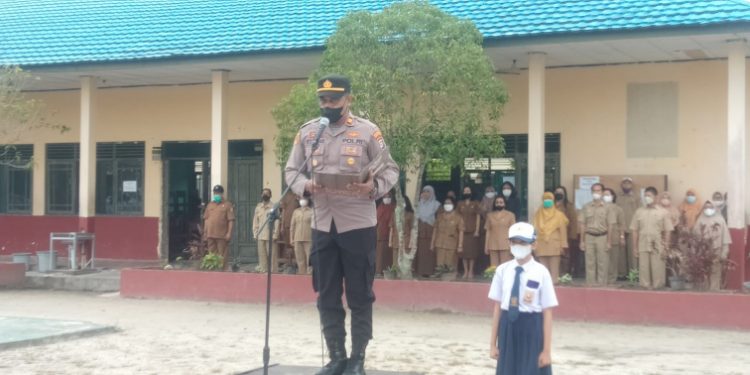 Jadi Pembina Upacara Bendera, AKP Rahail Sampaikan Pesan Penting Kepada Semua Murid