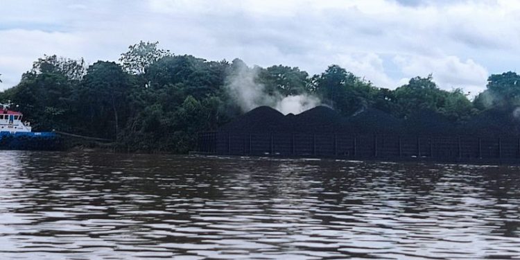 Warga Kelanis Keluhkan Bau Batubara yang Terbakar