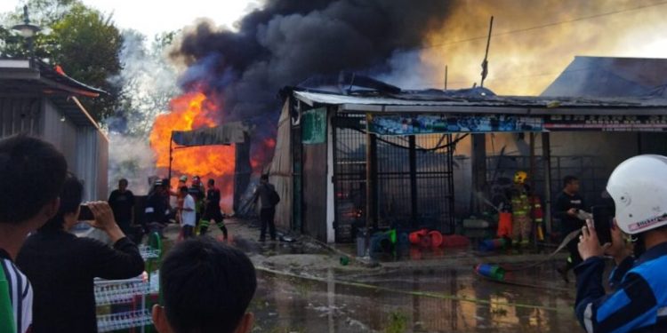 Dilalap Si Jago Merah Toko Pecah Belah Hangus Terbakar