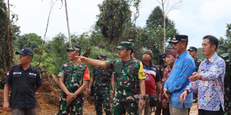 Mayjen TNI Purwo Sudaryanto Tinjau Langsung Pelaksanaan TMMD Ke 114