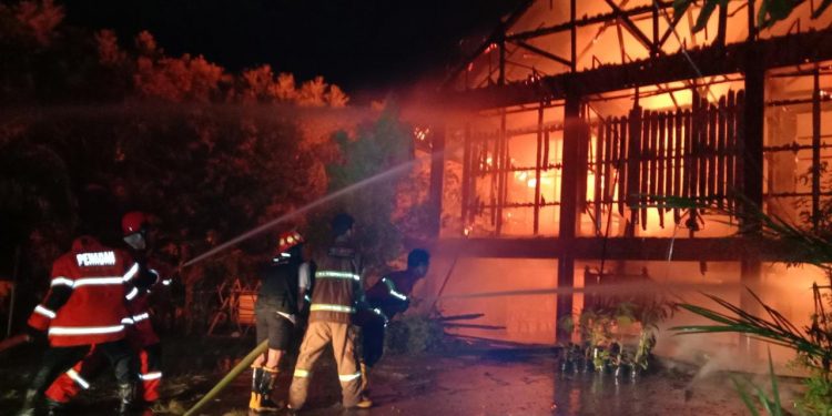 Rumah Betang Barito Utara di Komplek Pameran Temanggung Tilung Hangus Terbakar