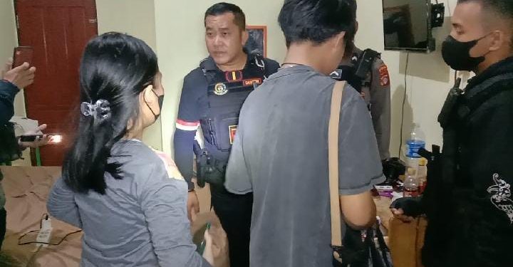 Gerebek Wisma, Polisi Temukan Puluhan Kondom, Sajam, Miras dan Bong Sabu