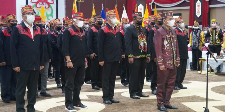 H Agustiar Sabran Dilantik Sebagai Ketua Umum DAD Kalteng Periode 2021-2026