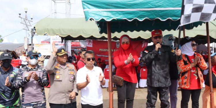 Kapolres Seruyan Hadiri Pawai Karnaval Meriahkan HUT ke-77 Kemerdekaan RI
