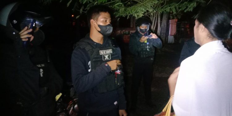 Covid-19 Belum Berakhir, Dua Waria Dipaksa Pulang Saat Mangkal