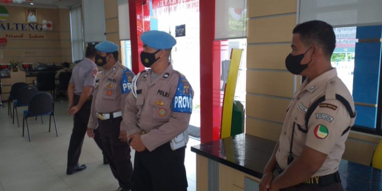 Anggota Propam Polres Seruyan Pantau Obyek Vital Bank