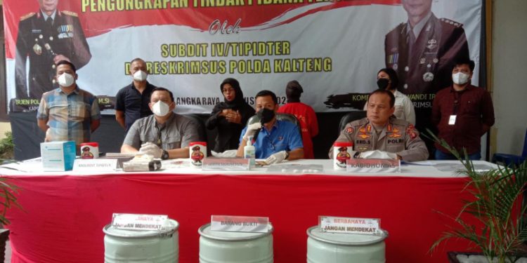Wanita 25 Tahun Jalankan Bisnis Bahan Kimia Sianida Tanpa Ijin Ditangkap Polisi