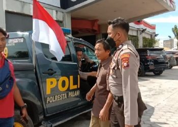 Pengunjung JCO Berhamburan Pria ODGJ Ngamuk Pecahi Kaca