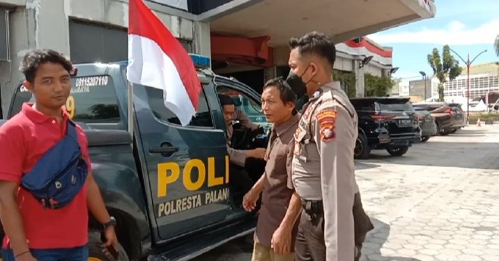 Pengunjung JCO Berhamburan Pria ODGJ Ngamuk Pecahi Kaca