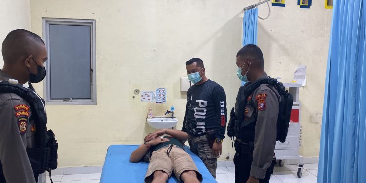 Secara Persuasif, Ipda Budi Hartono Amankan ODGJ Ngamuk Bersajam