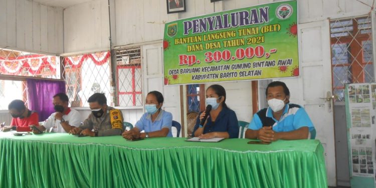 Pemdes Baruang Salurkan BLT
