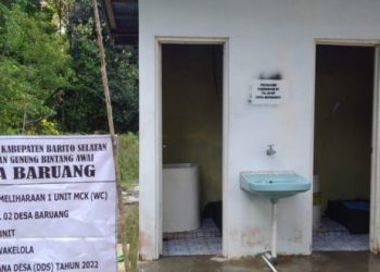 Pemdes Baruang Laksanakan Pemeliharaan MCK di SDN-1 Baruang
