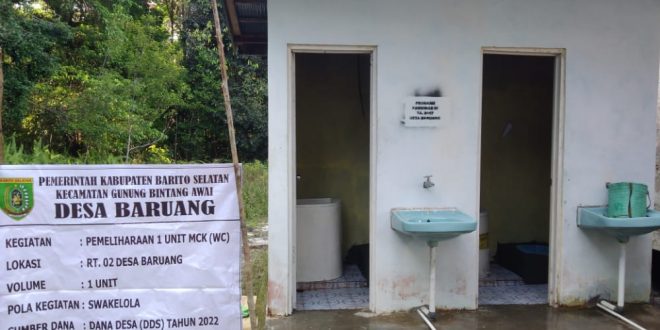 Pemdes Baruang Laksanakan Pemeliharaan MCK di SDN-1 Baruang