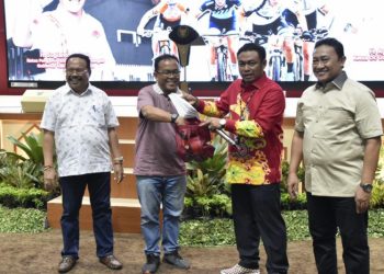 Gubernur Kalteng Berikan Bonus Tambahan Rp 105 Juta Bagi Atlet Pemenang Gubernur Kalteng Cup Road Race 2022