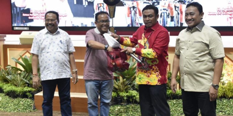 Gubernur Kalteng Berikan Bonus Tambahan Rp 105 Juta Bagi Atlet Pemenang Gubernur Kalteng Cup Road Race 2022