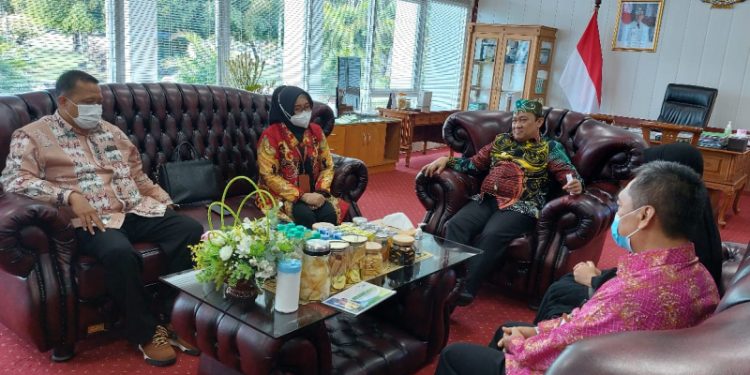 Wagub Kalteng Serahkan Klaim BP-JAMSOSTEK Sebesar Rp1.064.335.170,00