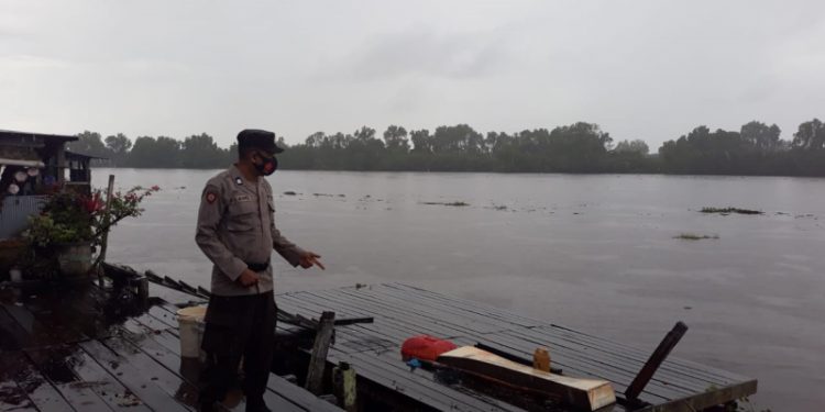 Musim Penghujan, Polsek Seruyan Hilir Cek dan Monitor Debit Sungai Seruyan