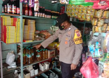 Polsek Danau Sembuluh Datangi Pertokoan Pantau Harga Minyak Goreng