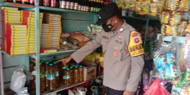 Polsek Danau Sembuluh Datangi Pertokoan Pantau Harga Minyak Goreng